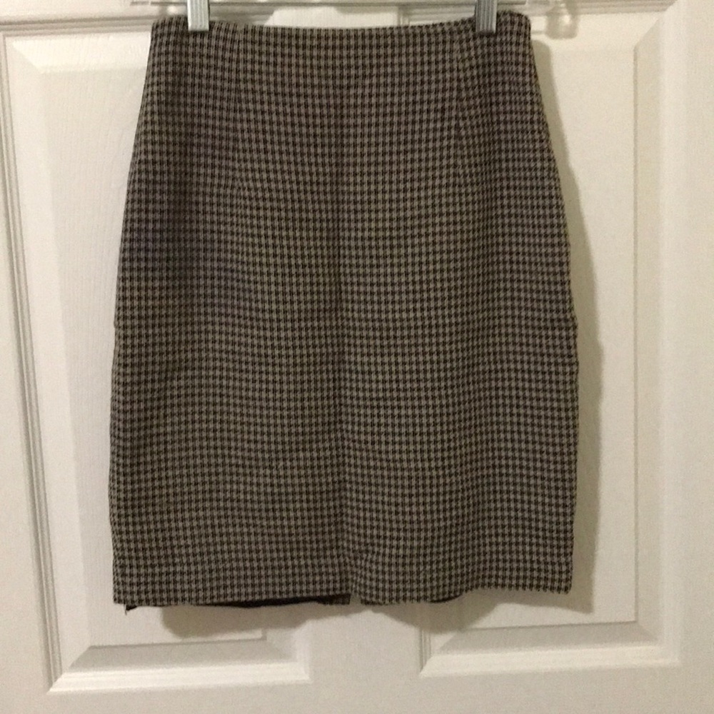 Ann Taylor Petites tan houndstooth skirt